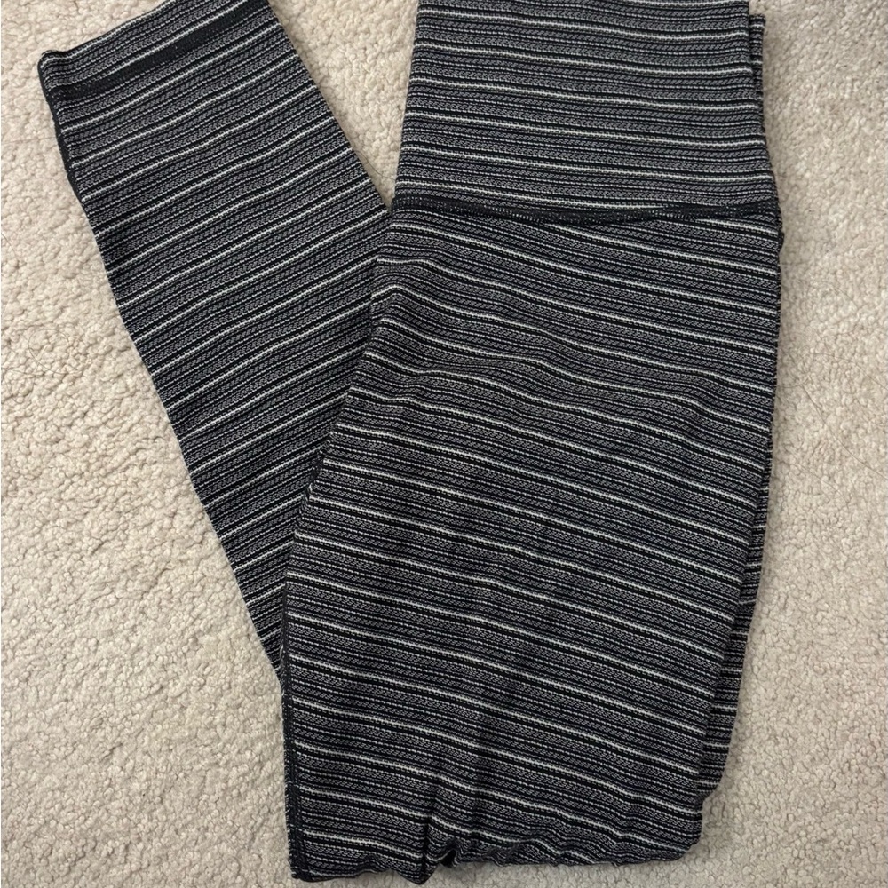 LULULEMON LEGGINGS -size 4